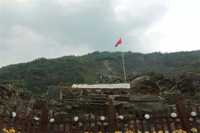 2009年，向中國華僑經(jīng)濟文化基金會(huì )捐贈200萬(wàn)元援建汶川北川中學(xué)